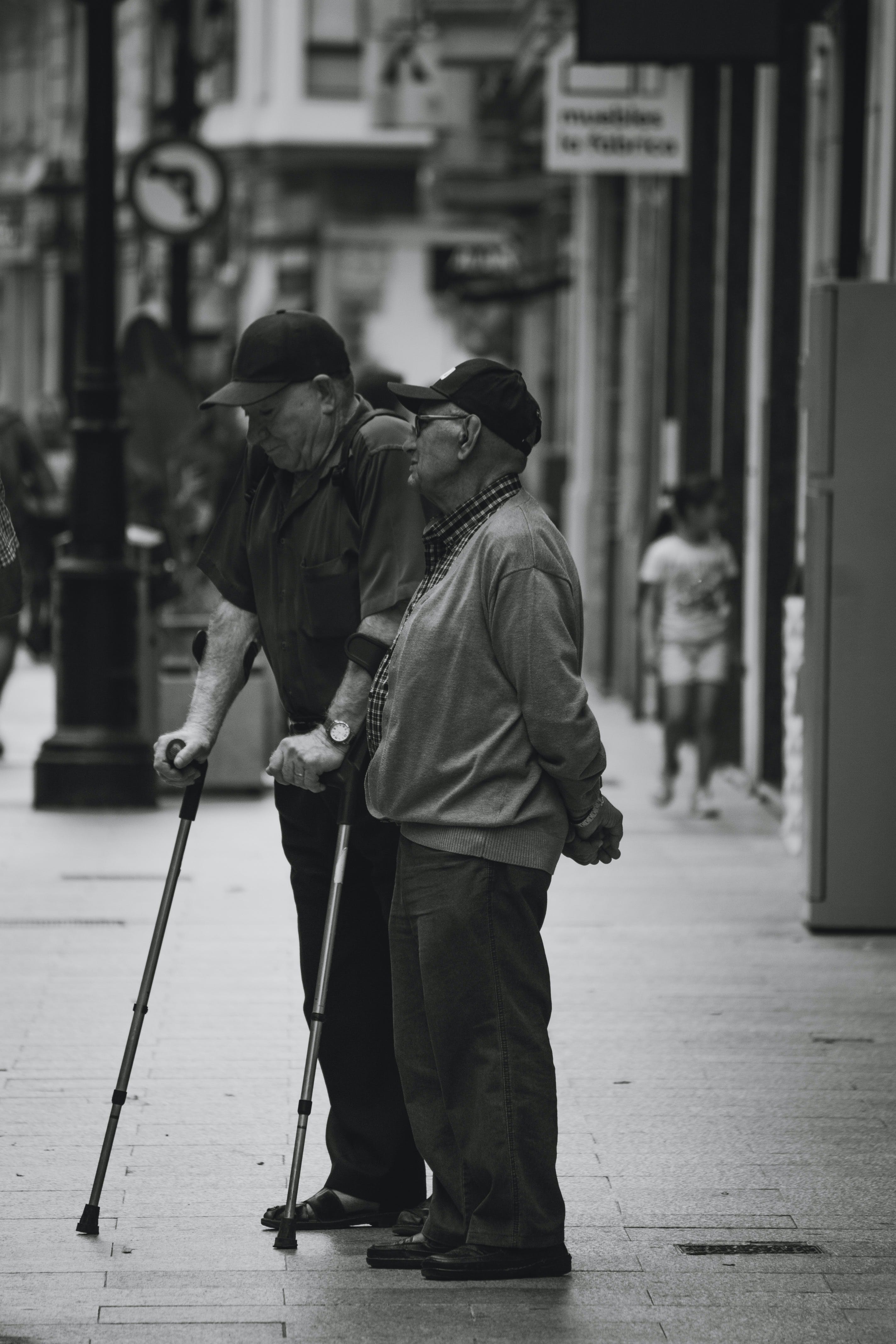 Personas mayores con muletas