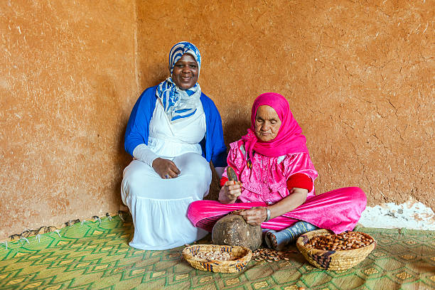 Mujeres extrayendo aceite argán